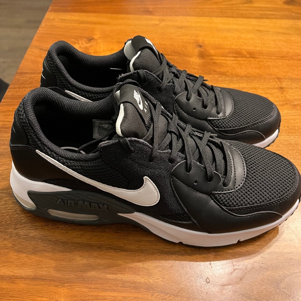 Nike Air Men’s Sneakers – Size 9 (New, Never Worn)